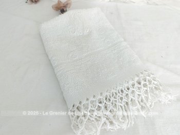 Voici une ancienne et belle serviette blanche de 50 x 114 cm en éponge, bordée aux extrémités de belles franges tressées de 9 cm de long avec les monogrammes ND brodés.