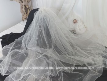 Voile de mariée couleur champagne, en 2 épaisseurs, un pan sur l'arrière  décoré de strass et un pan uni voilant le visage .