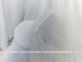 Voile de mariée couleur champagne, en 2 épaisseurs, un pan sur l'arrière  décoré de strass et un pan uni voilant le visage .