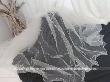 Voile de mariée couleur champagne, en 2 épaisseurs, un pan sur l'arrière  décoré de strass et un pan uni voilant le visage .