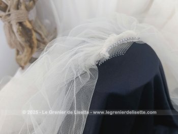 Voile de mariée couleur champagne, en 2 épaisseurs, un pan sur l'arrière  décoré de strass et un pan uni voilant le visage .