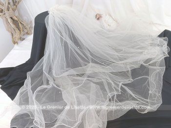 Voile de mariée couleur champagne, en 2 épaisseurs, un pan sur l'arrière  décoré de strass et un pan uni voilant le visage .