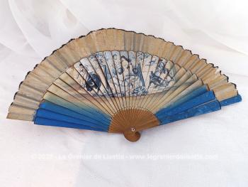 En bois et tissus, voici un bel éventail vintage décoré par collage d'une scène de vie espagnole et les bordures peintes à la main.