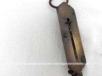 Balance vintage, peson portable en laiton patiné, avec les mentions gravées 