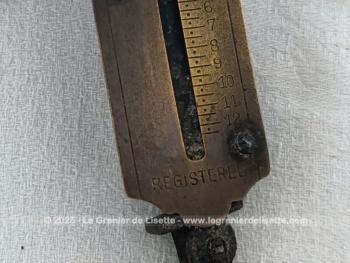 Balance vintage, peson portable en laiton patiné, avec les mentions gravées 