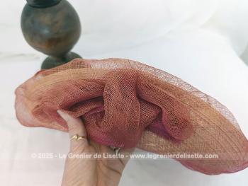 Voici une capeline en paille avec décorations de sisal couleur rouille et framboise sur toute la bordure, sur le corps et sur le revers du coté largement relevé.