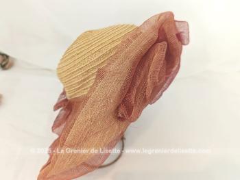 Voici une capeline en paille avec décorations de sisal couleur rouille et framboise sur toute la bordure, sur le corps et sur le revers du coté largement relevé.