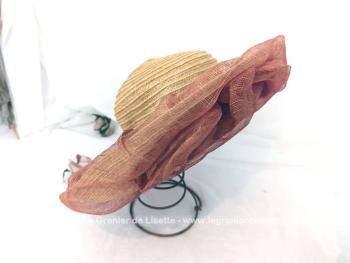 Voici une capeline en paille avec décorations de sisal couleur rouille et framboise sur toute la bordure, sur le corps et sur le revers du coté largement relevé.