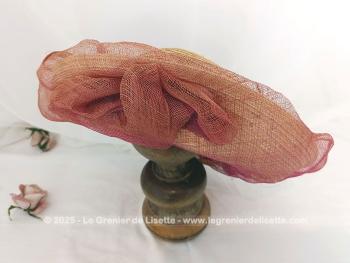 Voici une capeline en paille avec décorations de sisal couleur rouille et framboise sur toute la bordure, sur le corps et sur le revers du coté largement relevé.