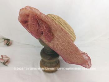 Voici une capeline en paille avec décorations de sisal couleur rouille et framboise sur toute la bordure, sur le corps et sur le revers du coté largement relevé.