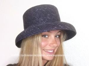 Modèle tendance des années 60/70, voici un chapeau réalisé en sisal violine avec un large rebord incurvé, vraiment tendance.