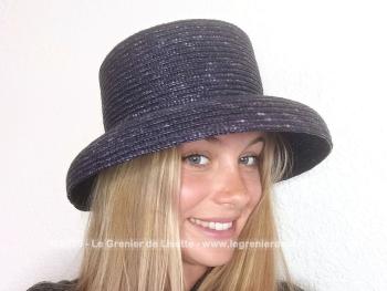 Modèle tendance des années 60/70, voici un chapeau réalisé en sisal violine avec un large rebord incurvé, vraiment tendance.