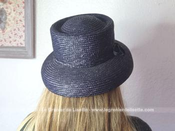 Modèle tendance des années 60/70, voici un chapeau réalisé en sisal violine avec un large rebord incurvé, vraiment tendance.