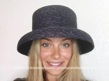 Modèle tendance des années 60/70, voici un chapeau réalisé en sisal violine avec un large rebord incurvé, vraiment tendance.