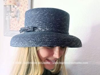 Modèle tendance des années 60/70, voici un chapeau réalisé en sisal violine avec un large rebord incurvé, vraiment tendance.