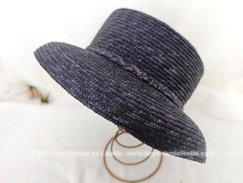 Modèle tendance des années 60/70, voici un chapeau réalisé en sisal violine avec un large rebord incurvé, vraiment tendance.