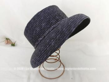Modèle tendance des années 60/70, voici un chapeau réalisé en sisal violine avec un large rebord incurvé, vraiment tendance.