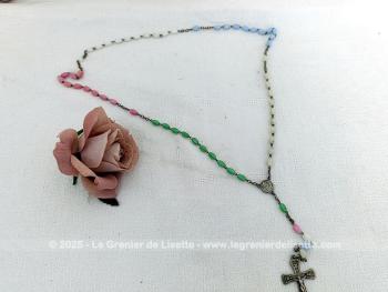 Voici un superbe chapelet vintage avec des perles ovales en verre sur 5 couleurs avec petite croix et médaille en métal argenté.