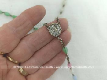 Voici un superbe chapelet vintage avec des perles ovales en verre sur 5 couleurs avec petite croix et médaille en métal argenté.