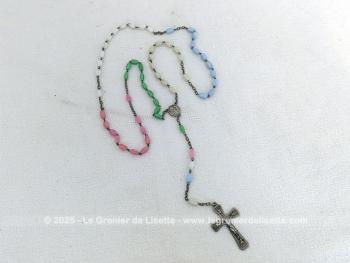 Voici un superbe chapelet vintage avec des perles ovales en verre sur 5 couleurs avec petite croix et médaille en métal argenté.