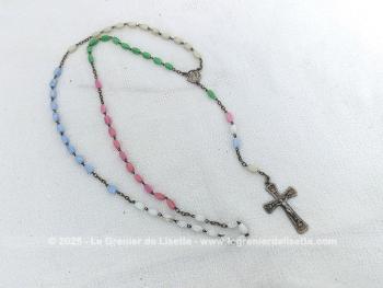 Voici un superbe chapelet vintage avec des perles ovales en verre sur 5 couleurs avec petite croix et médaille en métal argenté.