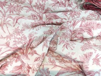 Voici une grande paire de doubles rideaux tissus de coton imitation toile de Jouy fuchsia, dont chaque rideau mesure 320 x 185 de large, entièrement doublé et décoté d'un galon sur un seul coté. Grandiose et des idées de création plein de la tête ! 