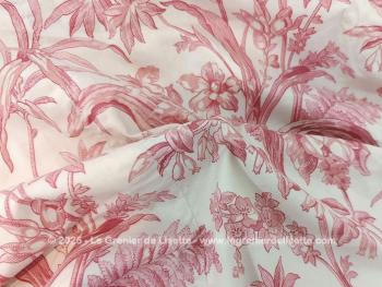 Voici une grande paire de doubles rideaux tissus de coton imitation toile de Jouy fuchsia, dont chaque rideau mesure 320 x 185 de large, entièrement doublé et décoté d'un galon sur un seul coté. Grandiose et des idées de création plein de la tête ! 