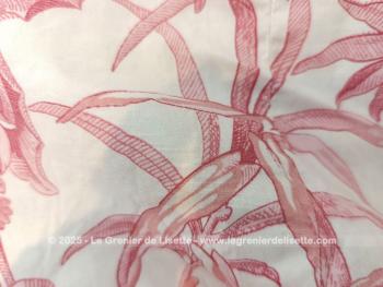 Voici une grande paire de doubles rideaux tissus de coton imitation toile de Jouy fuchsia, dont chaque rideau mesure 320 x 185 de large, entièrement doublé et décoté d'un galon sur un seul coté. Grandiose et des idées de création plein de la tête ! 