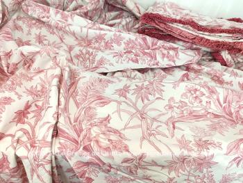 Voici une grande paire de doubles rideaux tissus de coton imitation toile de Jouy fuchsia, dont chaque rideau mesure 320 x 185 de large, entièrement doublé et décoté d'un galon sur un seul coté. Grandiose et des idées de création plein de la tête ! 