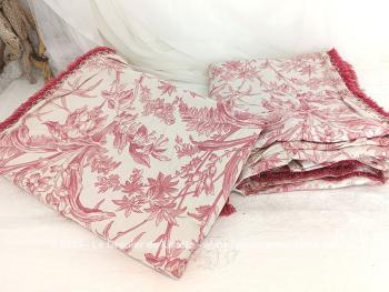 Voici une grande paire de doubles rideaux tissus de coton imitation toile de Jouy fuchsia, dont chaque rideau mesure 320 x 185 de large, entièrement doublé et décoté d'un galon sur un seul coté. Grandiose et des idées de création plein de la tête ! 