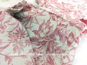 Voici une grande paire de doubles rideaux tissus de coton imitation toile de Jouy fuchsia, dont chaque rideau mesure 320 x 185 de large, entièrement doublé et décoté d'un galon sur un seul coté. Grandiose et des idées de création plein de la tête ! 
