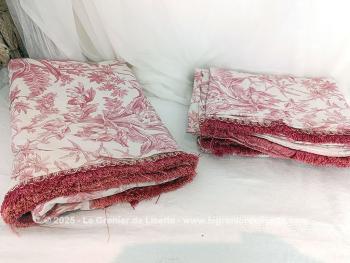 Voici une grande paire de doubles rideaux tissus de coton imitation toile de Jouy fuchsia, dont chaque rideau mesure 320 x 185 de large, entièrement doublé et décoté d'un galon sur un seul coté. Grandiose et des idées de création plein de la tête ! 