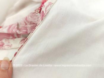 Voici une grande paire de doubles rideaux tissus de coton imitation toile de Jouy fuchsia, dont chaque rideau mesure 320 x 185 de large, entièrement doublé et décoté d'un galon sur un seul coté. Grandiose et des idées de création plein de la tête ! 