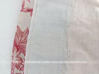 Voici une grande paire de doubles rideaux tissus de coton imitation toile de Jouy fuchsia, dont chaque rideau mesure 320 x 185 de large, entièrement doublé et décoté d'un galon sur un seul coté. Grandiose et des idées de création plein de la tête ! 