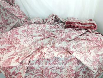 Voici une grande paire de doubles rideaux tissus de coton imitation toile de Jouy fuchsia, dont chaque rideau mesure 320 x 185 de large, entièrement doublé et décoté d'un galon sur un seul coté. Grandiose et des idées de création plein de la tête ! 