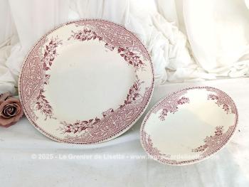 Voici deux anciennes pièces de vaisselle avec un grand plat et son ravier assorti en porcelaine Boch Frère Kéramis avec le modèle Alice en rose avec en décor sur tout le pourtour une large guirlande de fleurs entremêlées de volutes et arabesques. Des pièces surement centenaires !