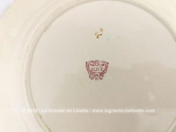 Voici deux anciennes pièces de vaisselle avec un grand plat et son ravier assorti en porcelaine Boch Frère Kéramis avec le modèle Alice en rose avec en décor sur tout le pourtour une large guirlande de fleurs entremêlées de volutes et arabesques. Des pièces surement centenaires !