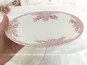 Voici deux anciennes pièces de vaisselle avec un grand plat et son ravier assorti en porcelaine Boch Frère Kéramis avec le modèle Alice en rose avec en décor sur tout le pourtour une large guirlande de fleurs entremêlées de volutes et arabesques. Des pièces surement centenaires !