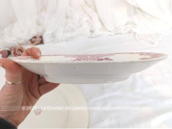 Voici deux anciennes pièces de vaisselle avec un grand plat et son ravier assorti en porcelaine Boch Frère Kéramis avec le modèle Alice en rose avec en décor sur tout le pourtour une large guirlande de fleurs entremêlées de volutes et arabesques. Des pièces surement centenaires !