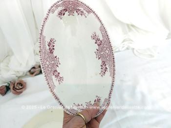 Voici deux anciennes pièces de vaisselle avec un grand plat et son ravier assorti en porcelaine Boch Frère Kéramis avec le modèle Alice en rose avec en décor sur tout le pourtour une large guirlande de fleurs entremêlées de volutes et arabesques. Des pièces surement centenaires !