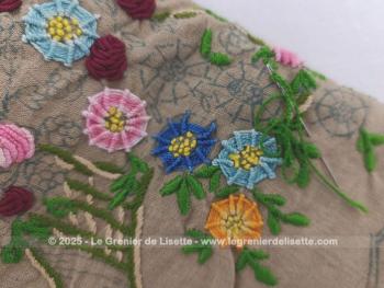 En coton de lin couleur naturelle, cette nappe de 138 x 140 cm est partiellement recouverte de broderies faites main. Des motifs de fleurs et de bouquets, déjà dessinés, attendent encore d’être brodés. A vous aiguilles mesdames pour votre pièce unique !