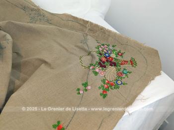 En coton de lin couleur naturelle, cette nappe de 138 x 140 cm est partiellement recouverte de broderies faites main. Des motifs de fleurs et de bouquets, déjà dessinés, attendent encore d’être brodés. A vous aiguilles mesdames pour votre pièce unique !