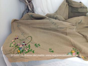 En coton de lin couleur naturelle, cette nappe de 138 x 140 cm est partiellement recouverte de broderies faites main. Des motifs de fleurs et de bouquets, déjà dessinés, attendent encore d’être brodés. A vous aiguilles mesdames pour votre pièce unique !