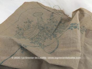 En coton de lin couleur naturelle, cette nappe de 138 x 140 cm est partiellement recouverte de broderies faites main. Des motifs de fleurs et de bouquets, déjà dessinés, attendent encore d’être brodés. A vous aiguilles mesdames pour votre pièce unique !