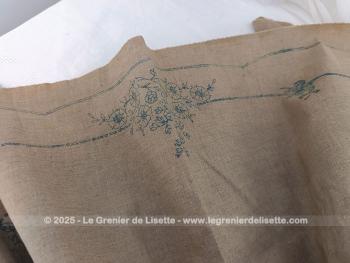 En coton de lin couleur naturelle, cette nappe de 138 x 140 cm est partiellement recouverte de broderies faites main. Des motifs de fleurs et de bouquets, déjà dessinés, attendent encore d’être brodés. A vous aiguilles mesdames pour votre pièce unique !