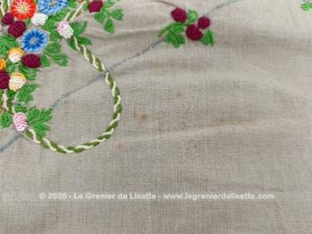 En coton de lin couleur naturelle, cette nappe de 138 x 140 cm est partiellement recouverte de broderies faites main. Des motifs de fleurs et de bouquets, déjà dessinés, attendent encore d’être brodés. A vous aiguilles mesdames pour votre pièce unique !
