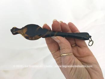 Voici une ancienne paire de lunettes, face à main pliable en bakélite pour une correction simple de loin. 