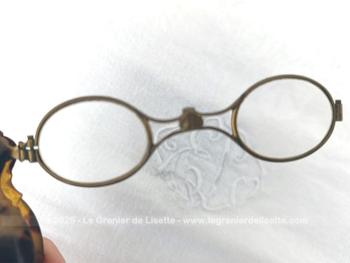 Voici une ancienne paire de lunettes, face à main pliable en bakélite pour une correction simple de loin. 