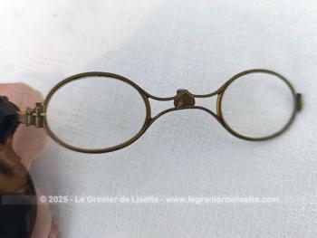 Voici une ancienne paire de lunettes, face à main pliable en bakélite pour une correction simple de loin. 