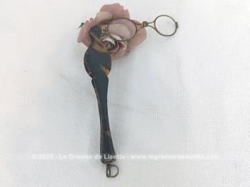Voici une ancienne paire de lunettes, face à main pliable en bakélite pour une correction simple de loin. 